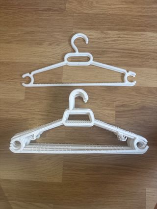 14 perchas de plástico blancas
