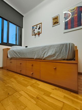Cama individual de madera con cajones