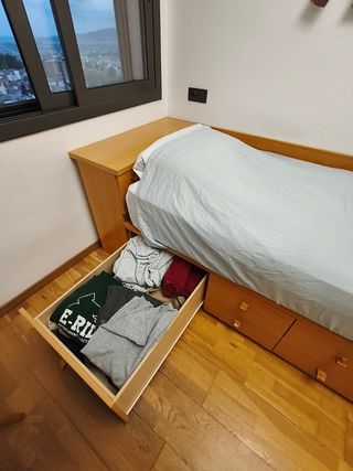 Cama individual de madera con cajones