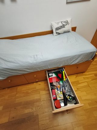 Cama individual de madera con cajones