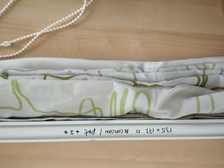 Estore de tela blanco con diseño