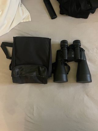 Prismáticos negros con funda