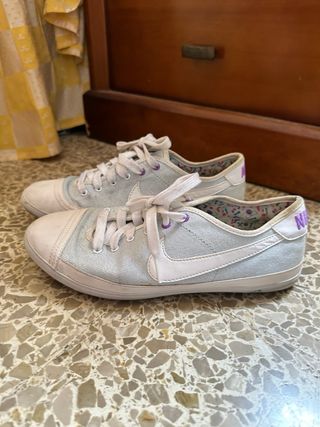 Zapatillas Nike grises y blancas