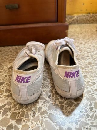 Zapatillas Nike grises y blancas