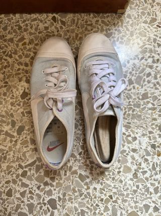 Zapatillas Nike grises y blancas