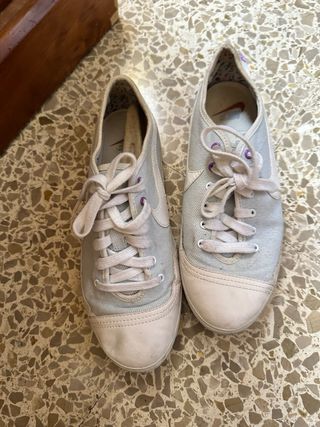 Zapatillas Nike grises y blancas