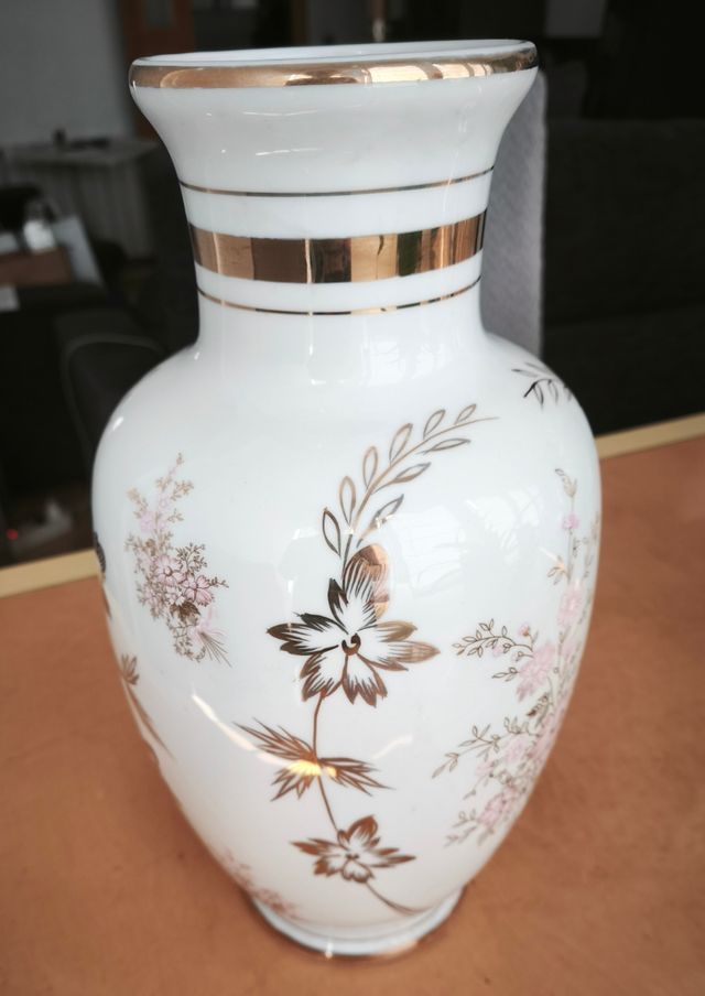 Jarrón de porcelana con detalles dorados