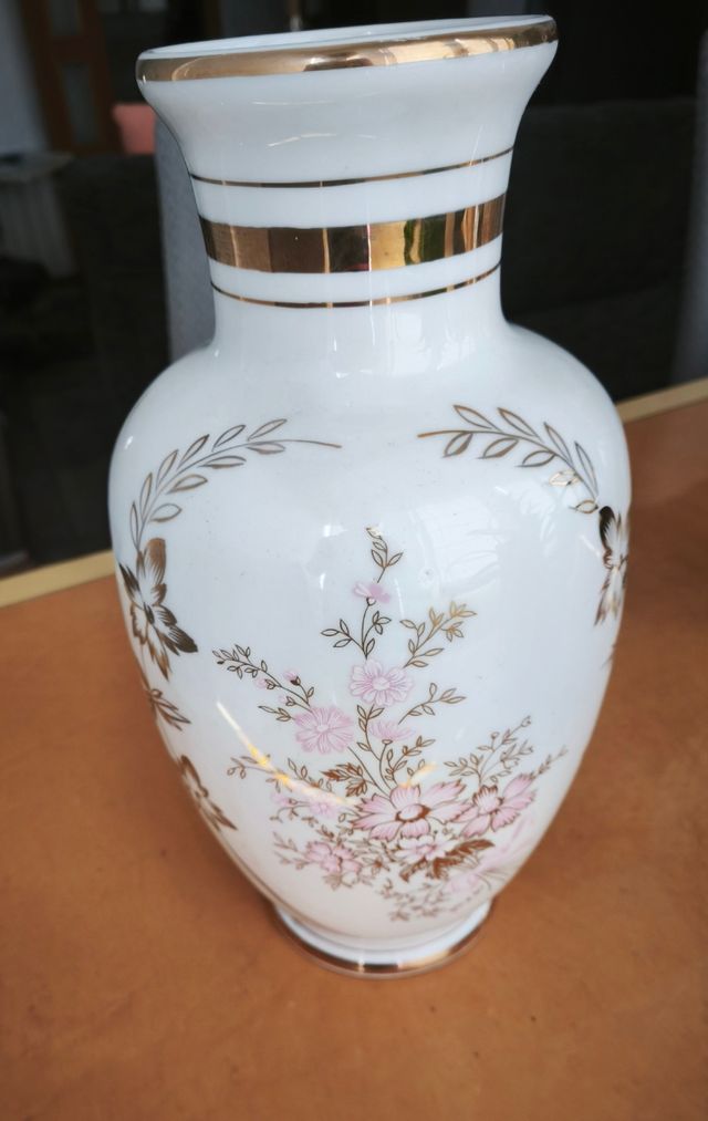 Jarrón de porcelana con detalles dorados