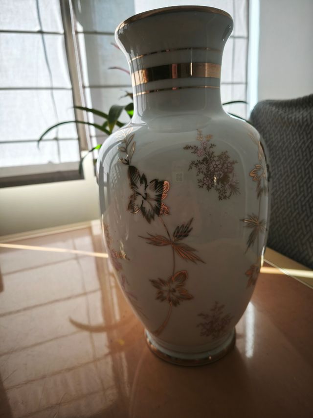 Jarrón de porcelana con detalles dorados