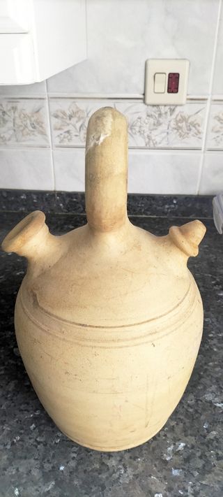 Botijo de cerámica tradicional