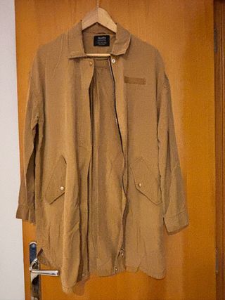 Gabardina Bershka Talla S Marrón