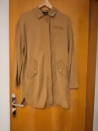 Gabardina Bershka Talla S Marrón