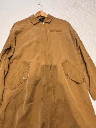 Gabardina Bershka Talla S Marrón