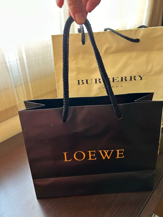 Bolsa Loewe Negra y bolsa Burberry London