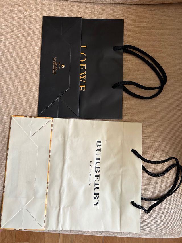 Bolsa Loewe Negra y bolsa Burberry London