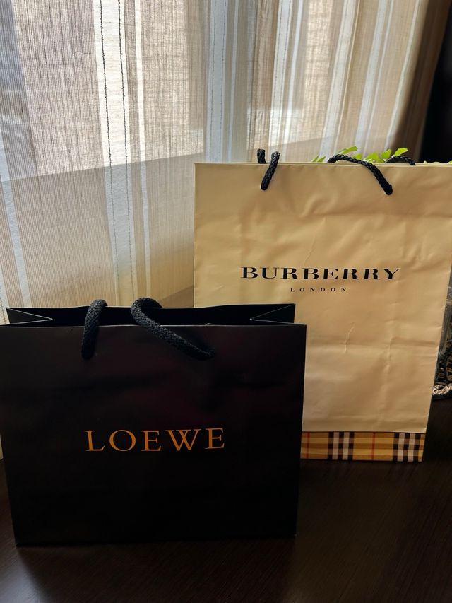 Bolsa Loewe Negra y bolsa Burberry London