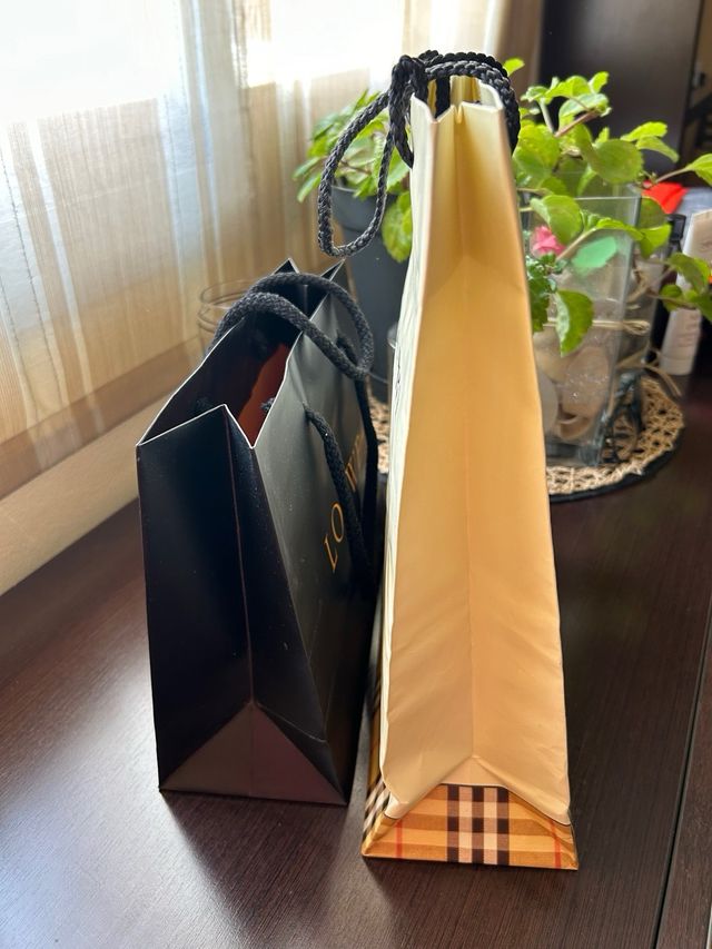 Bolsa Loewe Negra y bolsa Burberry London