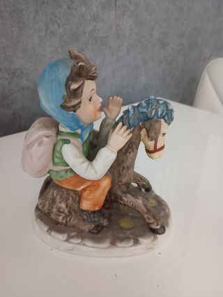 Statuina ceramica bambina su cavallo