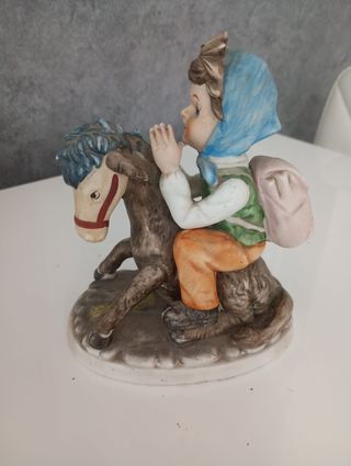 Statuina ceramica bambina su cavallo