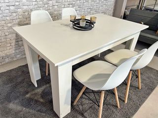 Mesa de comedor de madera