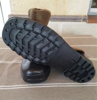 Botas de agua térmicas negras y marrones