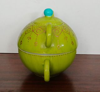 Tetera y taza verde y dorada
