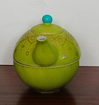 Tetera y taza verde y dorada