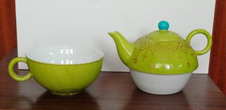 Tetera y taza verde y dorada