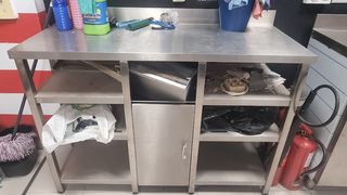 Mesa industrial con estantes y armario