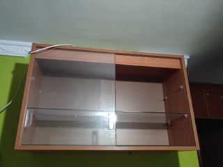 Mueble con puertas correderas de cristal