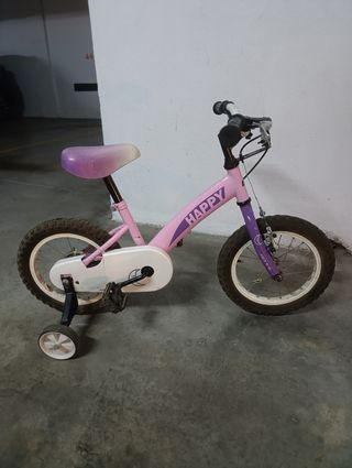 Bicicleta infantil rosa con ruedines