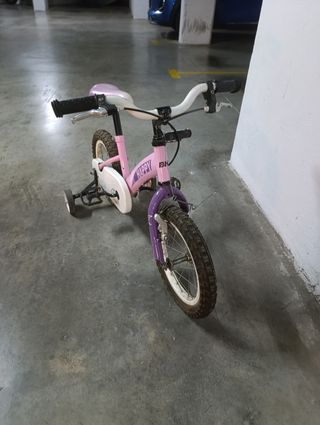 Bicicleta infantil rosa con ruedines