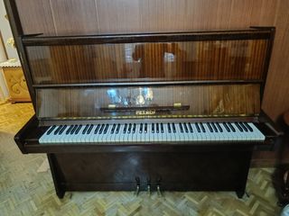 Piano PETROF