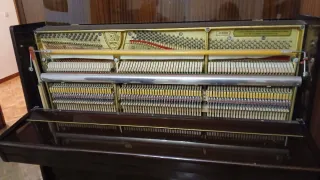 Piano PETROF
