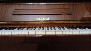 Piano PETROF