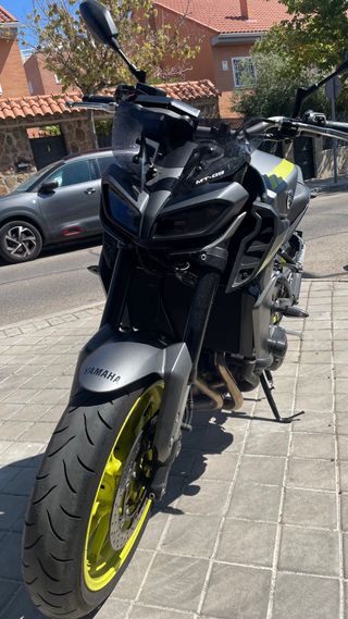 Yamaha MT-09 Gris y Amarillo