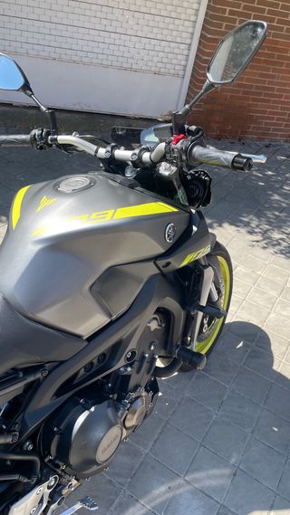 Yamaha MT-09 Gris y Amarillo
