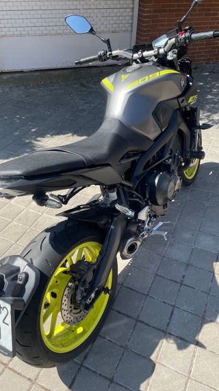 Yamaha MT-09 Gris y Amarillo