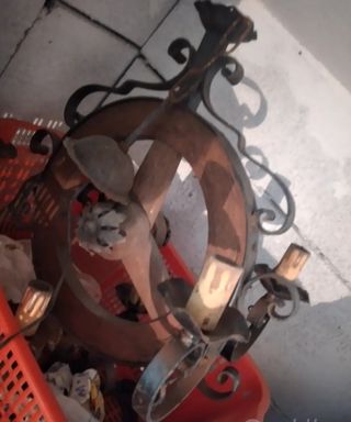 Lampadario antico in ferro battuto a ruota