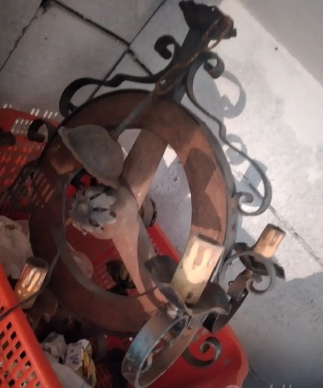 Lampadario antico in ferro battuto a ruota