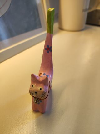 Guarda anillos de madera gato rosa.