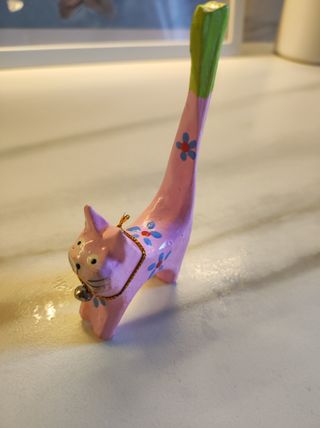 Guarda anillos de madera gato rosa.