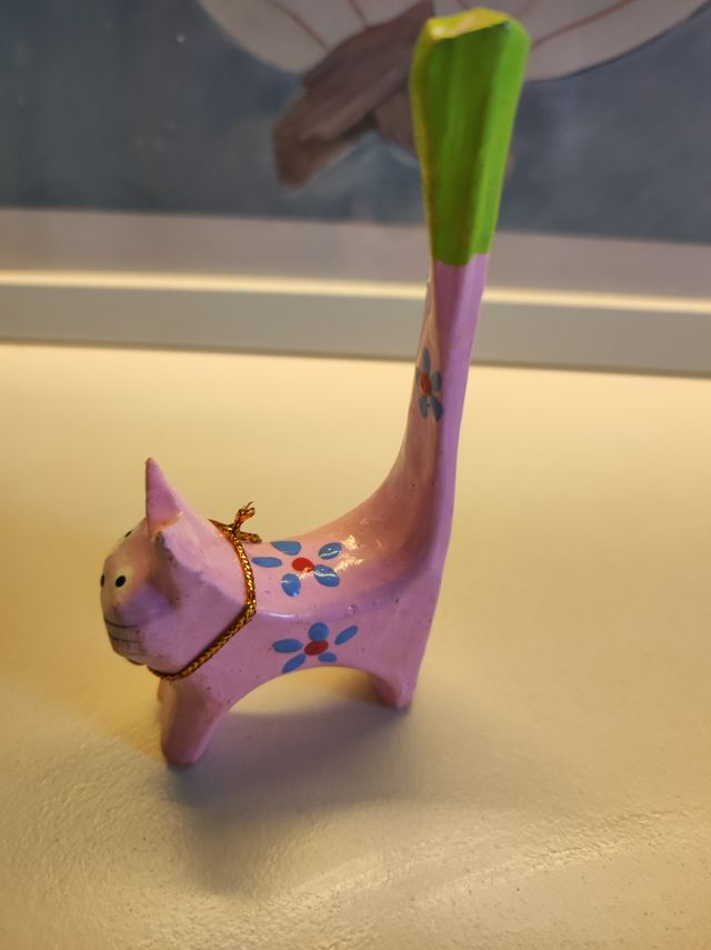 Guarda anillos de madera gato rosa.