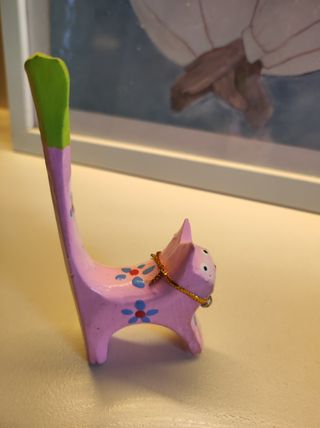 Guarda anillos de madera gato rosa.