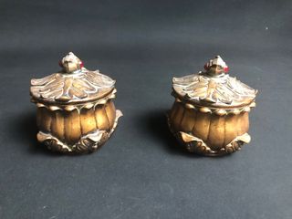 Bomboneras doradas con detalle rojo