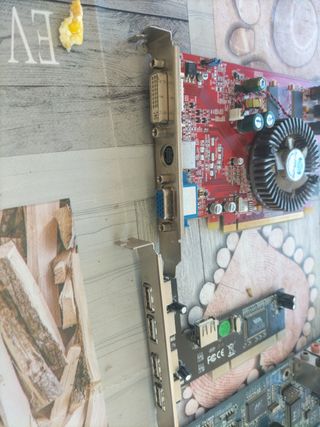 Placa Base GIGABYTE + Micro + Gráfica + Disco