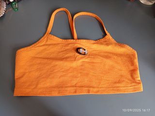 Top naranja con detalle de brillante