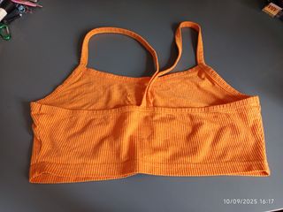 Top naranja con detalle de brillante