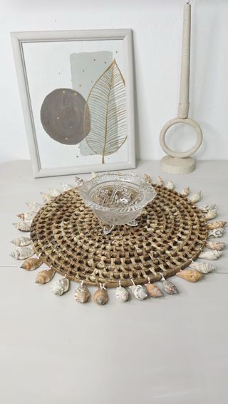 Centro de mesa de mimbre con conchas