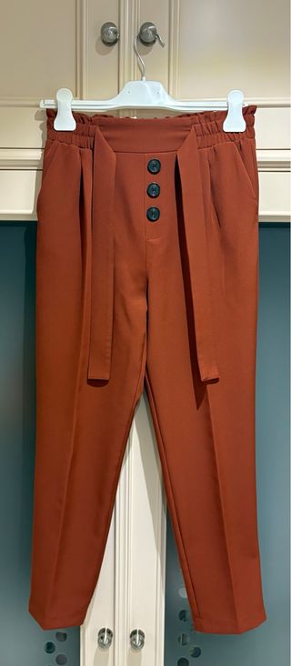 Pantalones de vestir marrón con cinturón